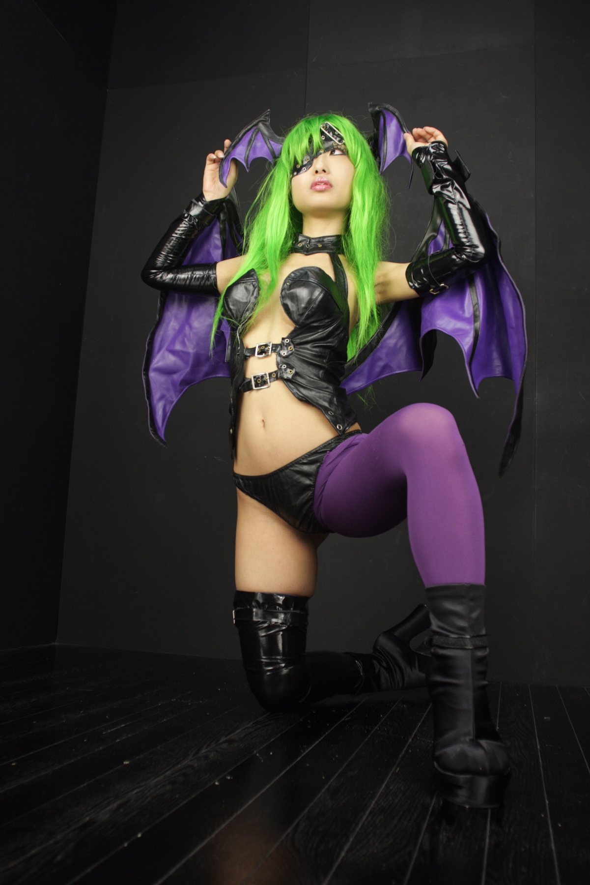 [Cosplay]  Darkstalkers  Morrigan with great body in latex